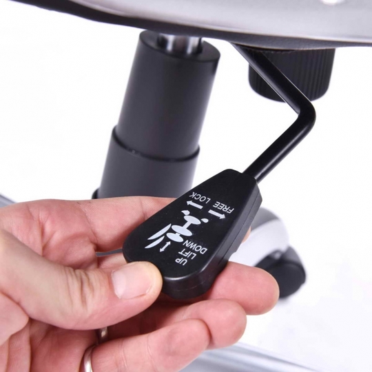 Компьютерное геймерское кресло MaDXRacer 43425WH